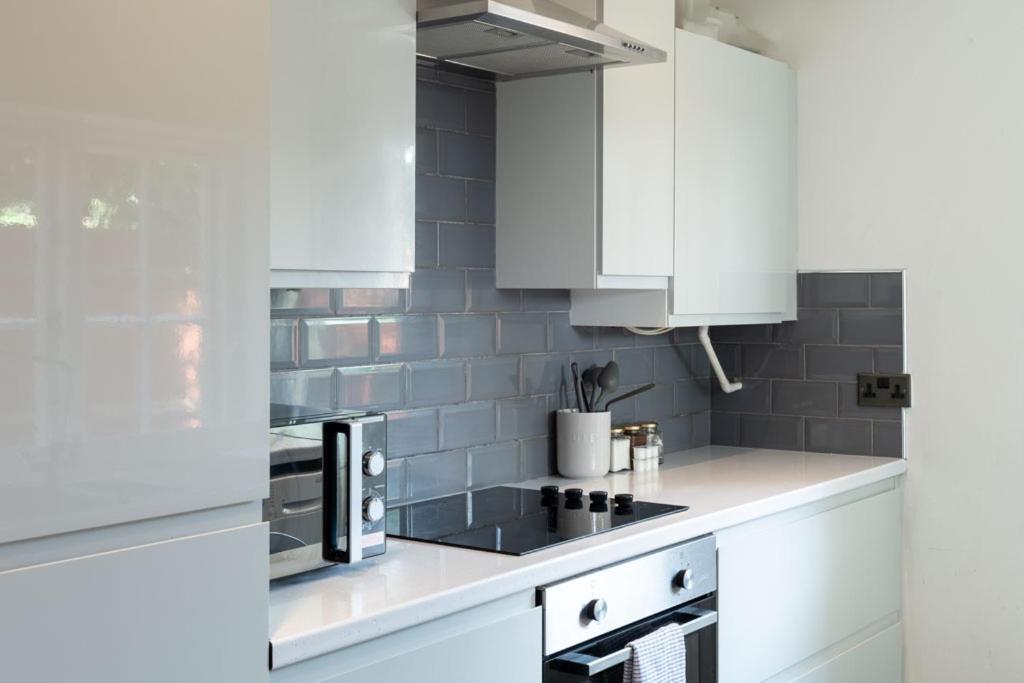 Stylish & Spacious City Centre 3-Bedroom Townhouse - Sleeps 6 كانتربيري المظهر الخارجي الصورة