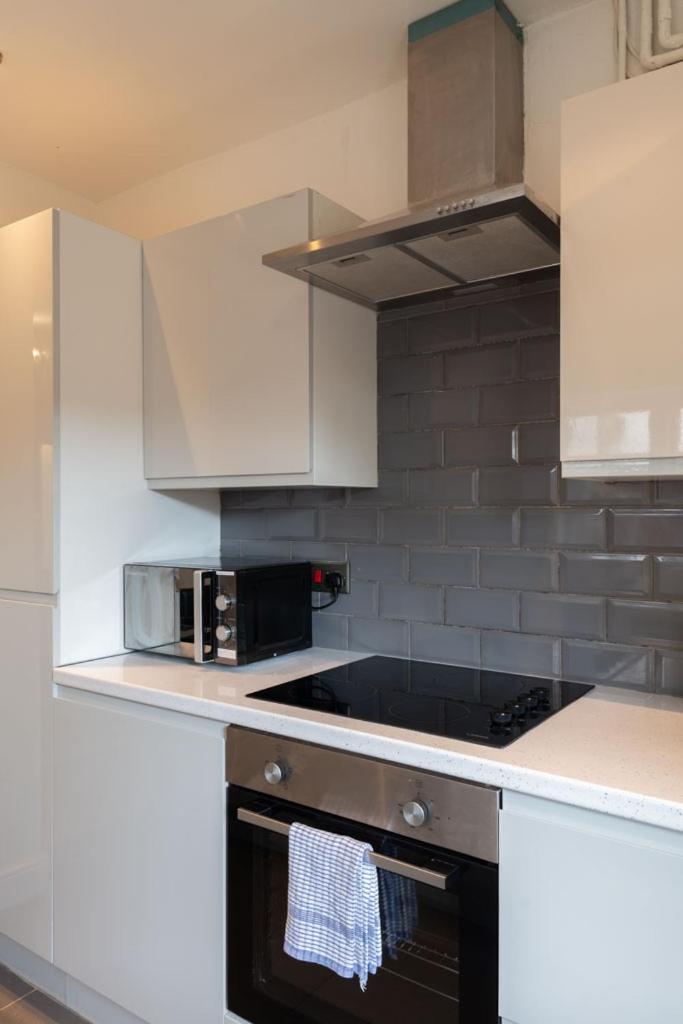 Stylish & Spacious City Centre 3-Bedroom Townhouse - Sleeps 6 كانتربيري المظهر الخارجي الصورة