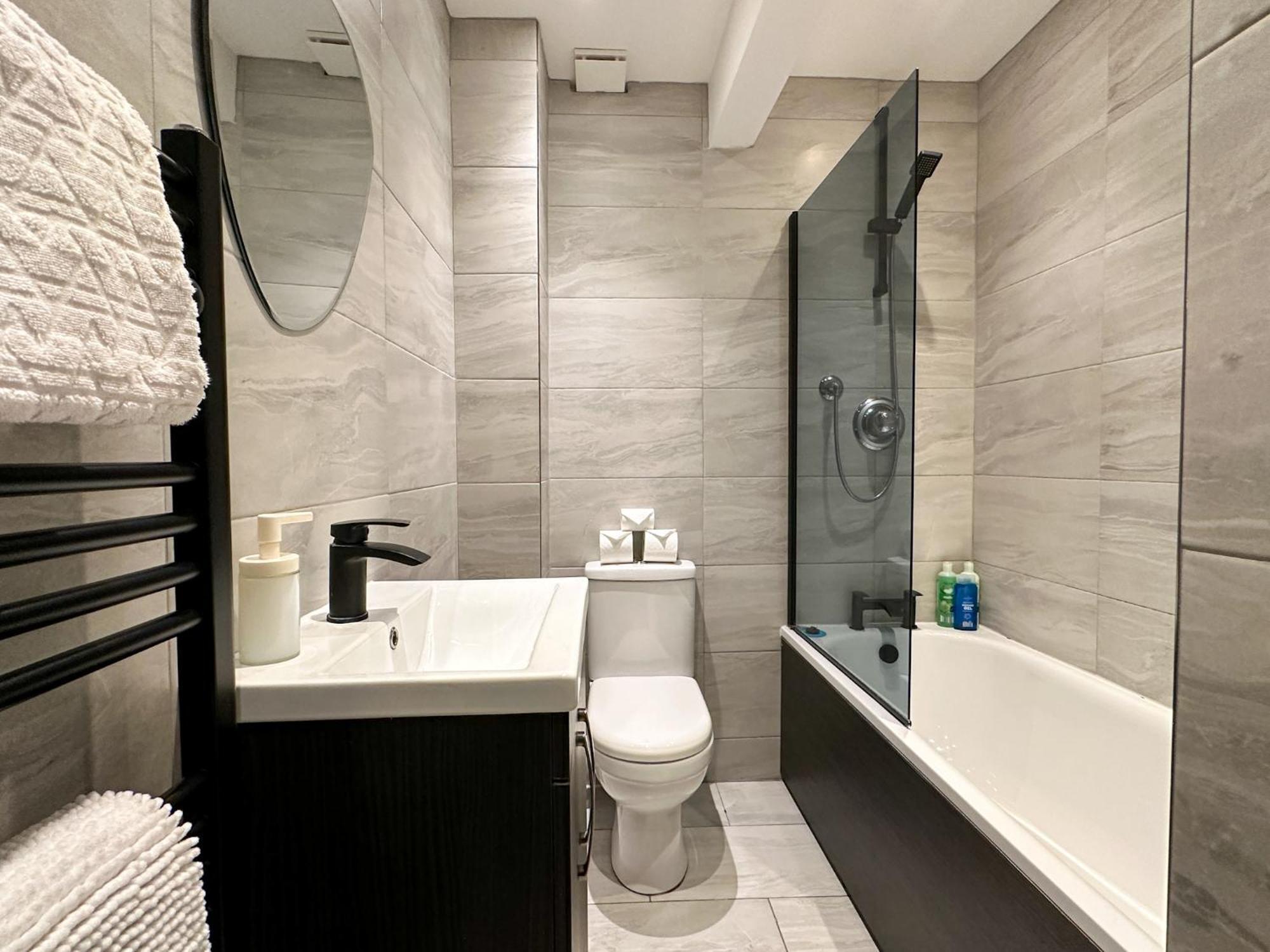 Stylish & Spacious City Centre 3-Bedroom Townhouse - Sleeps 6 كانتربيري المظهر الخارجي الصورة